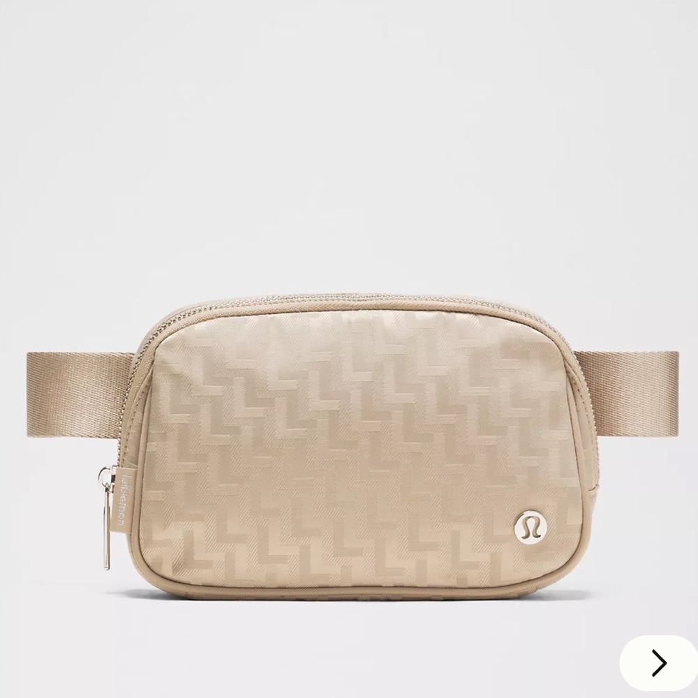 Lululemon Everywhere Belt Bag 1L
L Monogram Jacquard (khaki)